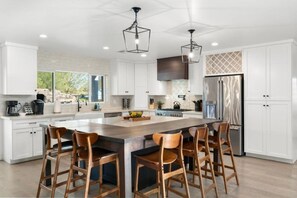 Dining room - Tropical Villa by Glam Homes (Scottsdale)