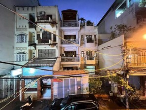 คอมฟอร์ทสตูดิโอ, ระเบียง