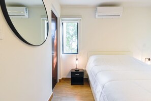 Bureau, fer et planche à repasser, Wi-Fi, draps fournis