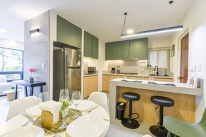 Réfrigérateur, micro-ondes, plaque de cuisson, cafetière/bouilloire