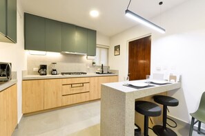 Réfrigérateur, micro-ondes, plaque de cuisson, cafetière/bouilloire