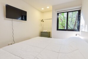 Desk, iron/ironing board, WiFi, bed sheets
