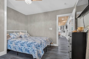 3 bedrooms, desk, iron/ironing board, WiFi