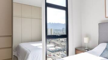 Desk, iron/ironing board, WiFi, bed sheets