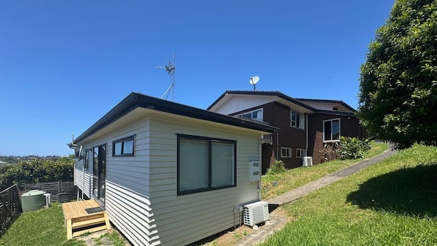 Unclassified image, 1 of 11, button - Cozy & Convenient 2-Bedroom Home in North Auckland (Auckland City)
