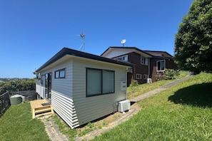 Exterior - Cozy & Convenient 2-Bedroom Home in North Auckland (Auckland City)