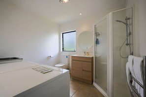 Shower, hair dryer - Cozy & Convenient 2-Bedroom Home in North Auckland (Auckland City)