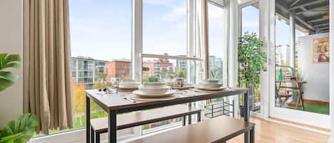 Apartment, 1 Bedroom, Accessible, Balcony | Dining
