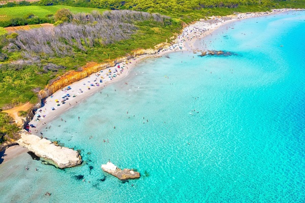 Luftaufnahme der schönen Baia dei Turchi bei Otranto, 20 km von Cursi entfernt