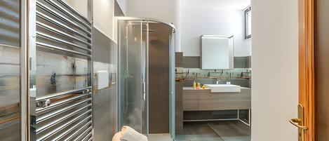 Douche, bidet, serviettes fournies