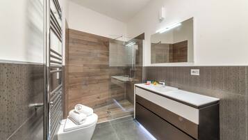 Dusche, Bidet, Handtücher