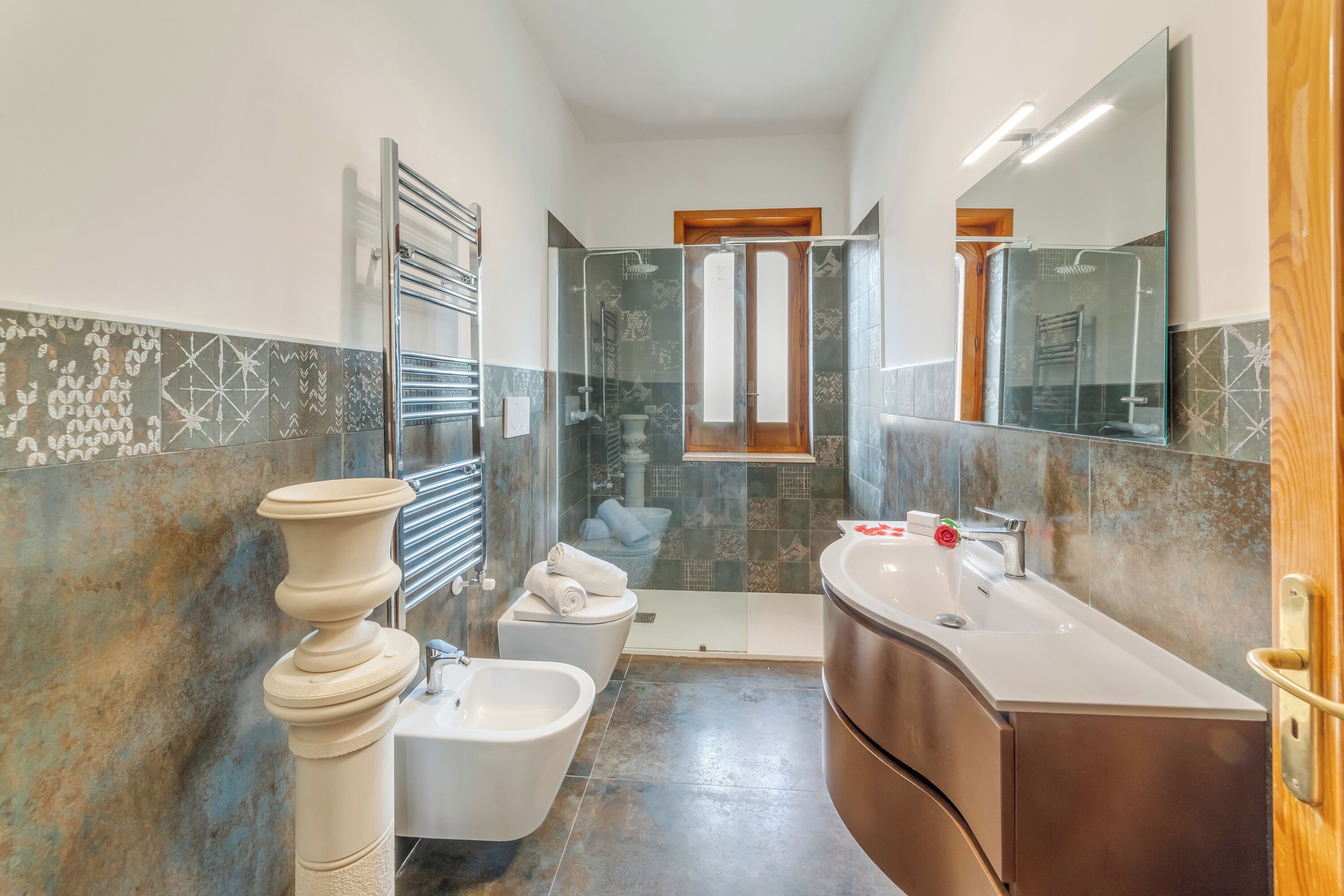 Shower, bidet, towels