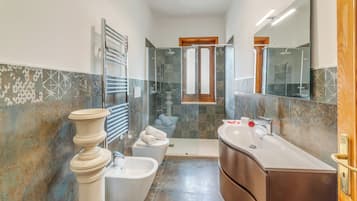 Dusche, Bidet, Handtücher