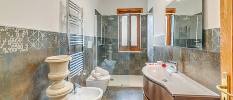Shower, bidet, towels