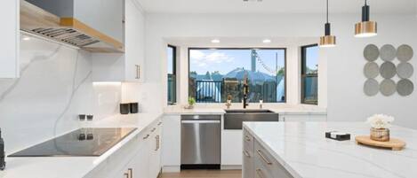 Villa Confort | Cocina privada | Cafetera y tetera