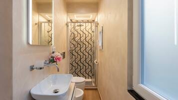 Douche, sèche-cheveux, bidet, serviettes fournies