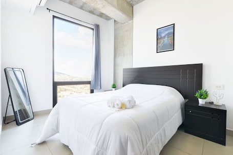 1 slaapkamer, een bureau, een strijkplank/strijkijzer, wifi. ¡Equipado & Moderno! Wifi / 3 personas