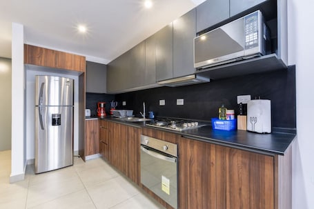 Een koelkast, een magnetron, een oven, een kookplaat. ¡Equipado & Moderno! Wifi / 3 personas