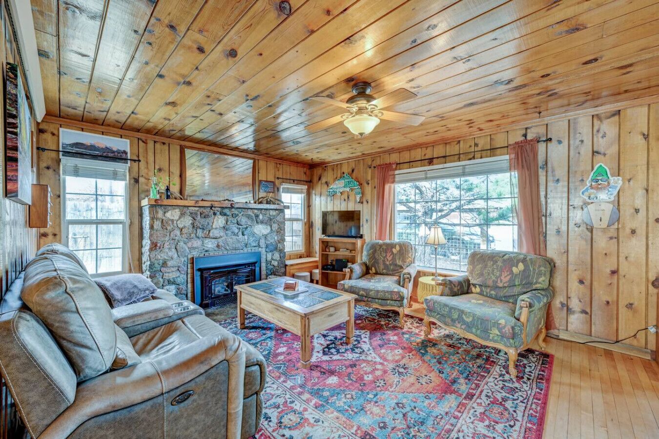 TV, fireplace