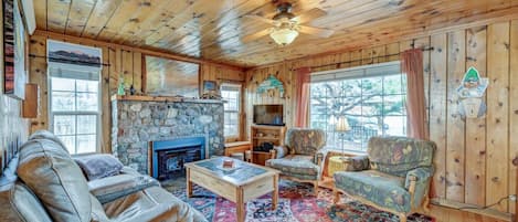 TV, fireplace