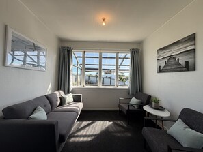 TV, fireplace - Wilma’s by the Bay Riverton (Riverton / Aparima)