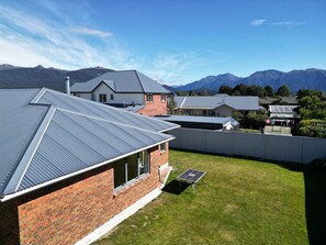 Outdoor dining - Wapiti Lodge on Lawson (Te Anau)
