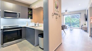 A modern kitchen with a microwave, oven, and sink. - ¡Luxury in Santa Catarina! King bed + Wifi | 5 ppl (Santa Catarina)