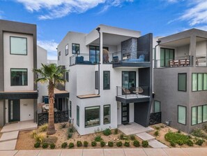 Exterior - 5 bedroom perfect for families near Desert Color Lagoon (St. George)
