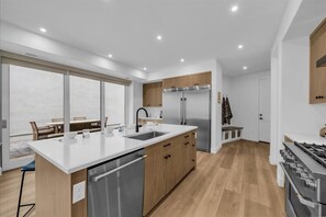 Fridge, microwave, oven, stovetop - 5 bedroom perfect for families near Desert Color Lagoon (St. George)