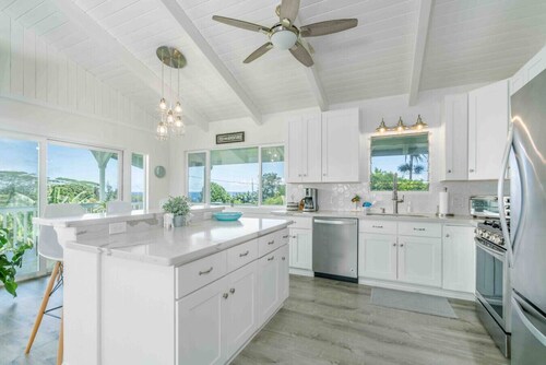 Akaka Falls 6BR Ocean‑View Retreat with Hot Tub