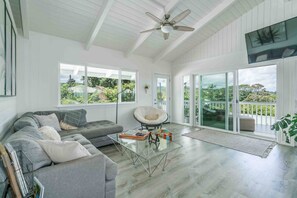 TV - Akaka Falls 6BR Ocean‑View Retreat with Hot Tub (Honomū)