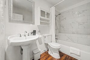 Hair dryer, towels, soap, shampoo - Phoenix Rising — 2BR/2BA Bungalow Retreat in DTPHX (Phoenix)