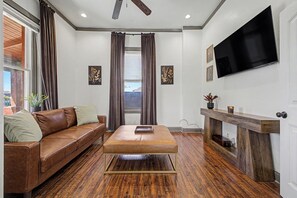Smart TV - Phoenix Rising — 2BR/2BA Bungalow Retreat in DTPHX (Phoenix)