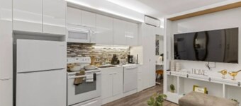 Downtown Access + Free Parking | Sleeps 3| Rooftop