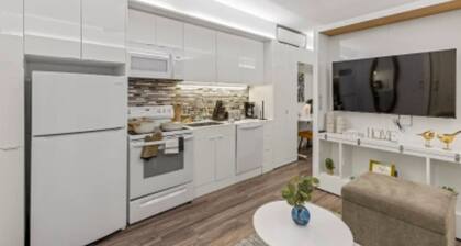 Downtown Access + Free Parking | Sleeps 3| Rooftop