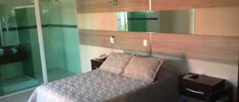 Chambre simple de base, vue sur la ville