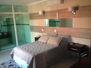 Quarto solteiro básico, vista para a cidade