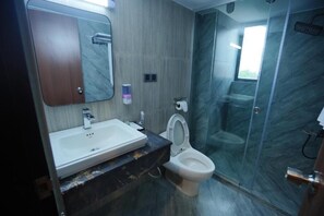 Đồ dùng nhà tắm miễn phí, khăn tắm, xà phòng, dầu gội 