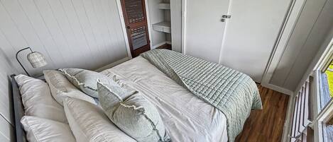 Una camera da letto con un letto, un armadio e una porta.