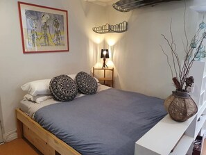 Iron/ironing board, WiFi, bed sheets