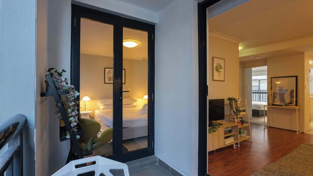 A hotel room with a bed, a TV, a desk, and a plant. - Chippendale Charmer in Ideal Location (Chippendale)