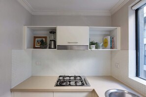 Réfrigérateur, micro-ondes, four, plaque de cuisson
