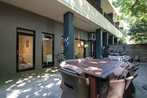 Outdoor dining - Alfresco Modern Camperdown Apartment w/ Parking (Camperdown)