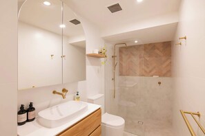 Shower, hair dryer, shampoo - Alfresco Modern Camperdown Apartment w/ Parking (Camperdown)