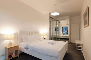 Desk, iron/ironing board, travel cot, WiFi - Alfresco Modern Camperdown Apartment w/ Parking (Camperdown)