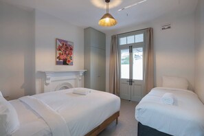 3 bedrooms, iron/ironing board, travel cot, WiFi - Exquisite Modern 3 Bed Home in Newtown w Parking (Newtown)