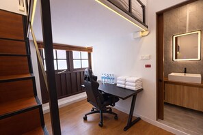 Family Room - Sleeps 5, Window, Private Bathroom | Meja kerja, Wi-Fi gratis, dan seprai linen