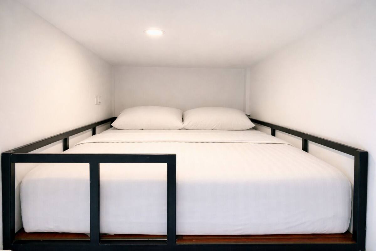 Deluxe Loft Double - Window, Shared Bathroom