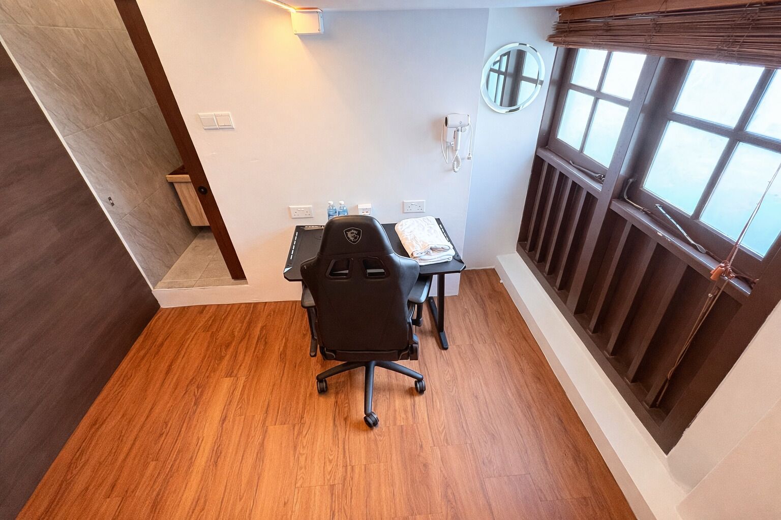 Deluxe Loft Double - Window, Private Bathroom