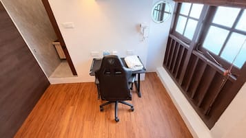 Deluxe Loft Double - Window, Private Bathroom